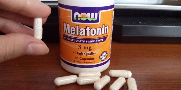 Cápsulas de melatonina en un frasco