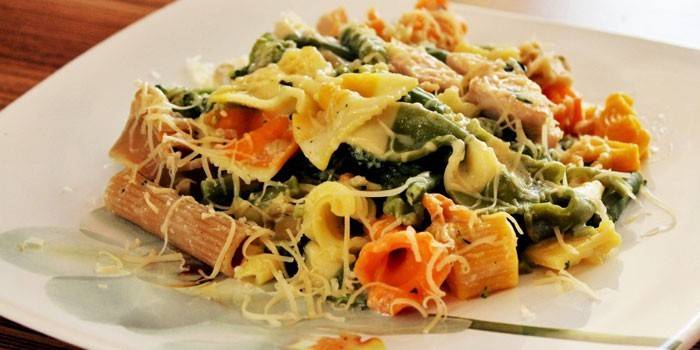 Macarrão com legumes e frango