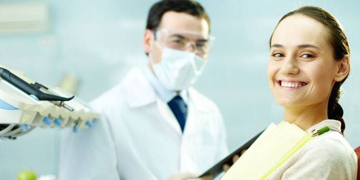 Chica en la cita del dentista