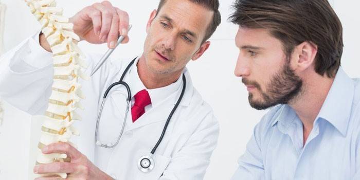 El médico aconseja al paciente.