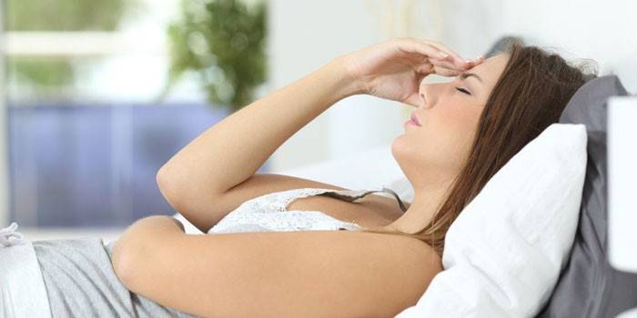 Chica acostada en la cama