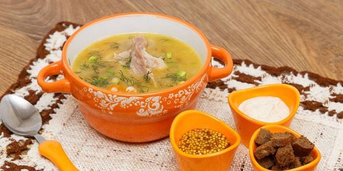 Sopa de ervilha com carne fatiada