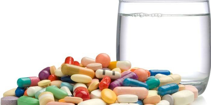 Pastillas y vaso de agua.