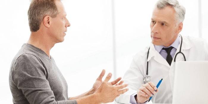 Homem na consulta do médico