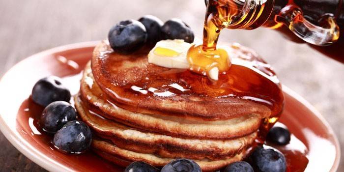 Panquecas com frutas e xarope de bordo