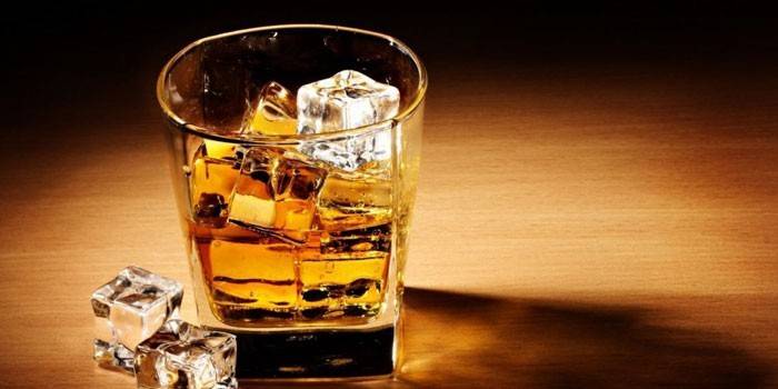 Whisky s ľadom v pohári