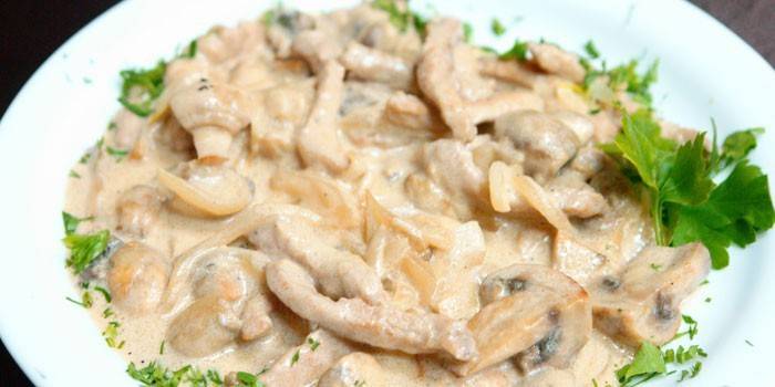 Stroganow z kurczaka wołowego z pieczarkami