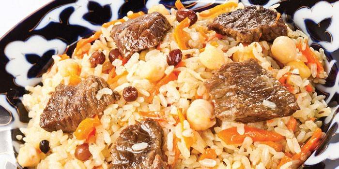  Pilaf s cícerom, hrozienkami a kúsky hovädzieho mäsa