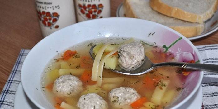 Sopa de macarrão caseiro
