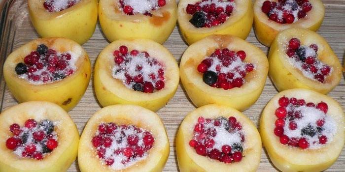 Jabłka nadziewane borówkami i cukrem