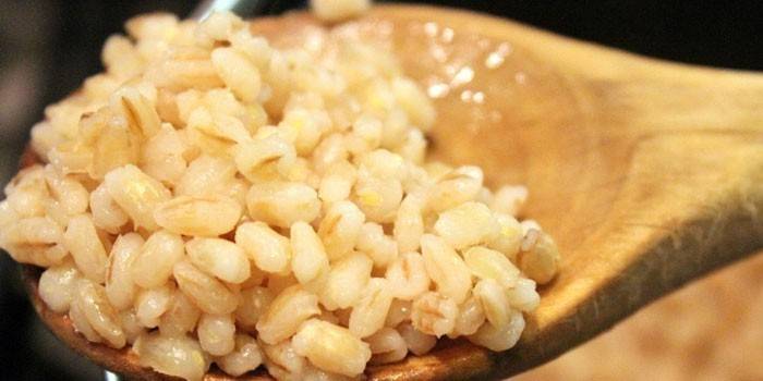 Mingau de cevada em uma colher de pau
