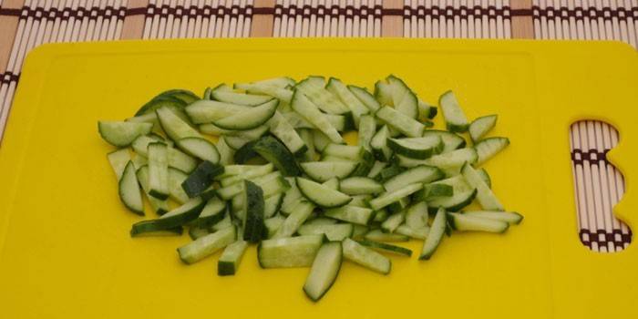 Pepino picado em uma placa de corte