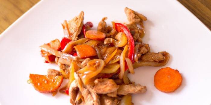 Filete de pollo al estilo asiático con verduras en un plato
