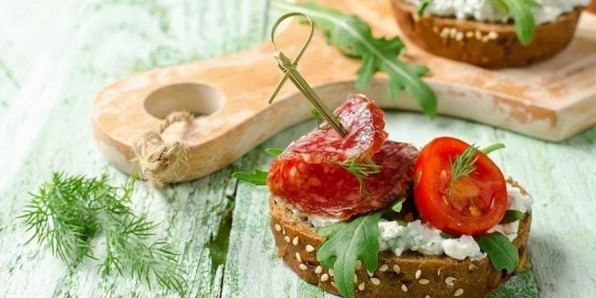 Kanapka z salami i pomidorami koktajlowymi