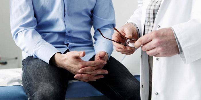 Hombre en la cita del doctor