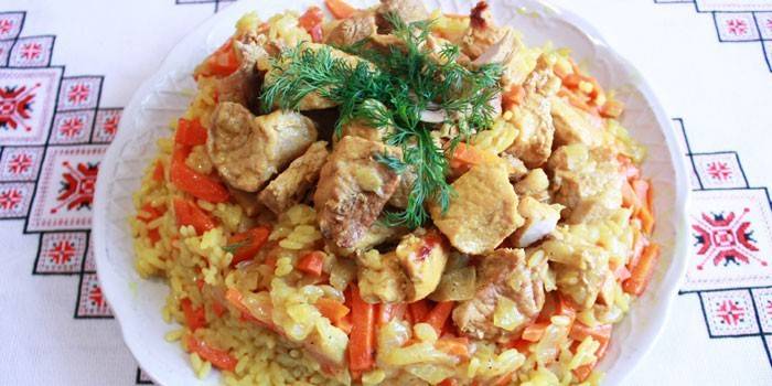 Listo pilaf con pollo en un plato