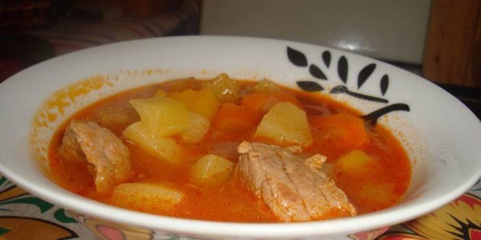 Um prato do primeiro com pedaços de carne