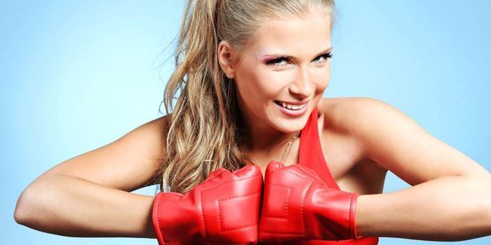 Chica en guantes de lucha