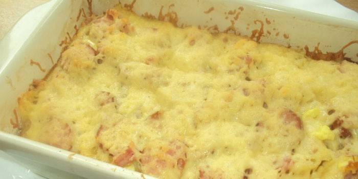 Cazuela de macarrones con salchichas y queso