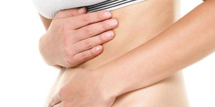 La niña se llevó las manos al estómago.
