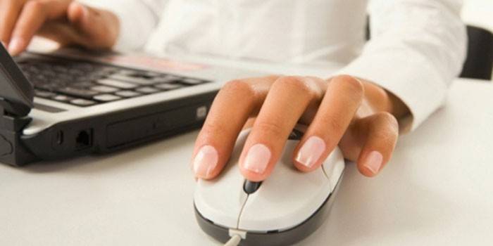 Menina no laptop