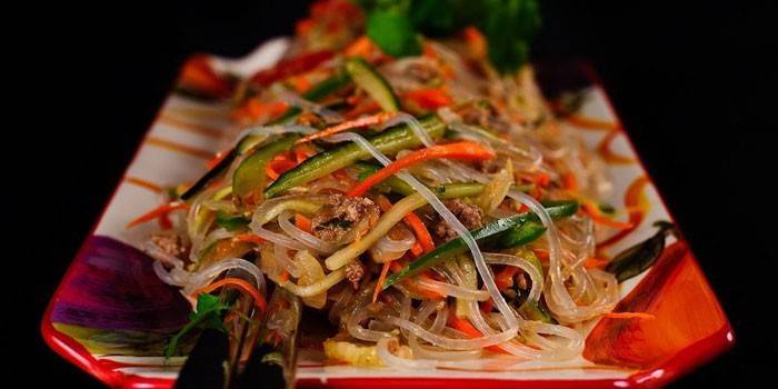 Ensalada de hongos, verduras y pollo.