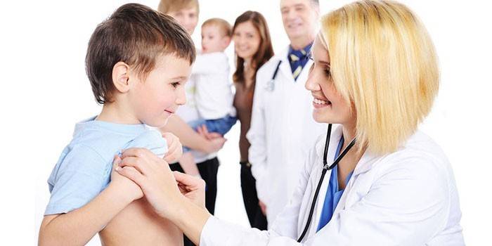Niño y doctor