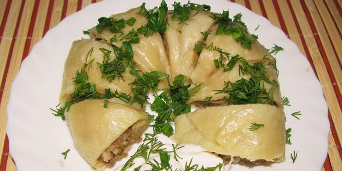 Manti preguiçoso com verdes em uma placa