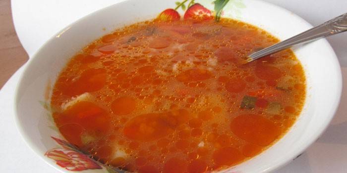 Pickle com tomate e arroz em um prato