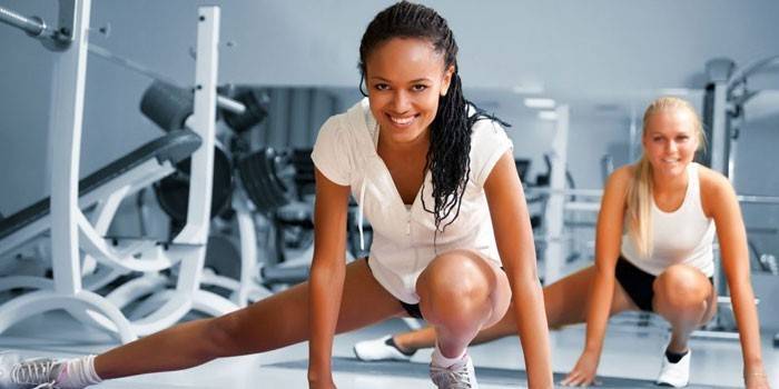 Chicas en una tabath en el gimnasio