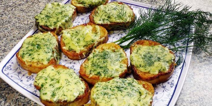 Grillowane grzanki z białego chleba z twarogiem, koperkiem i czosnkiem