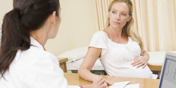 Menina grávida na consulta do médico