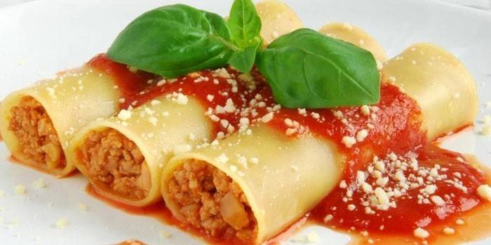 Cannelloni faszerowane mięsem mielonym w sosie pomidorowym
