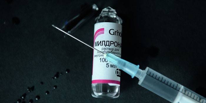 Ampola de Mildronate e seringa com a droga