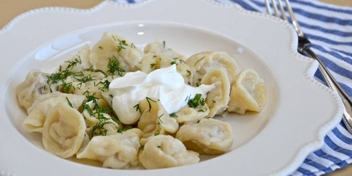 Gotowane pierogi z kwaśną śmietaną i ziołami