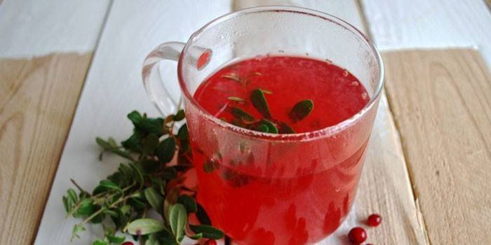 Caldo de arándano rojo en una taza