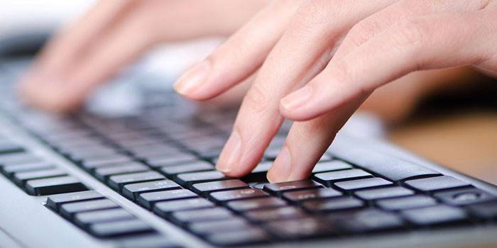 Manos en el teclado
