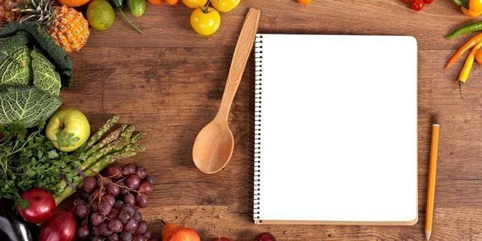 Cuaderno, verduras y frutas.