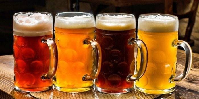 Cerveza de diferentes variedades en copas.