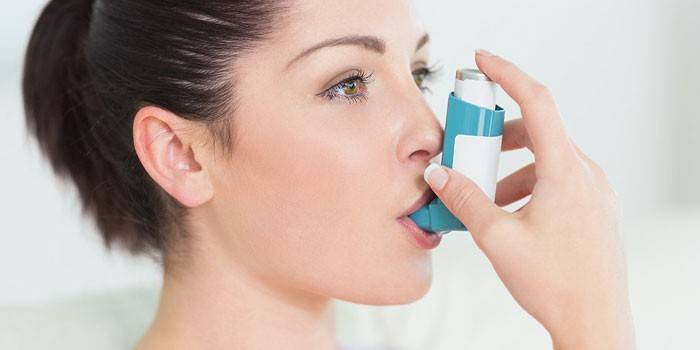 Chica con un inhalador en sus manos