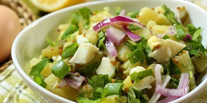Salada de batata com cebola em conserva