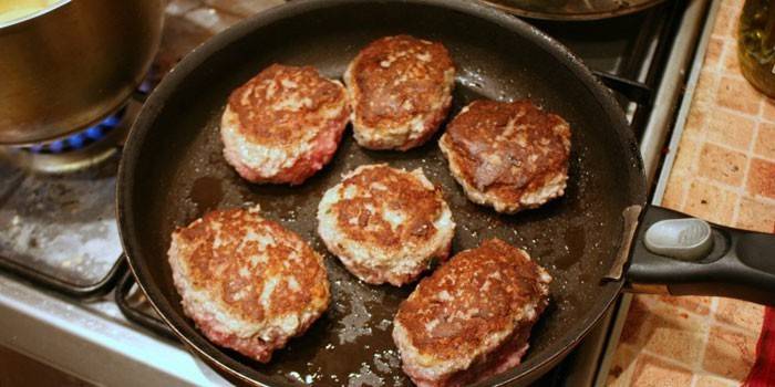 Carne molida zrazy en una sartén