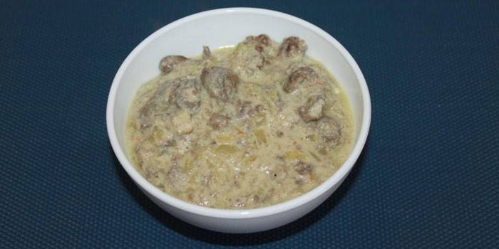 Plato con hígado de pollo en salsa de crema agria