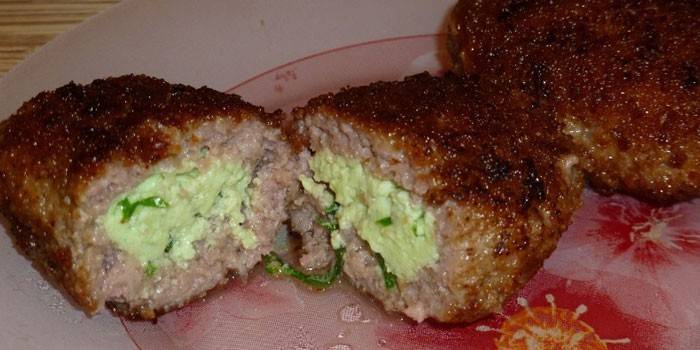 Carne picada a la parrilla zrazy con huevo