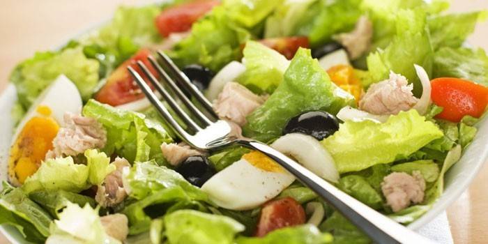 Repolho de Pequim, azeitonas e salada de atum enlatada