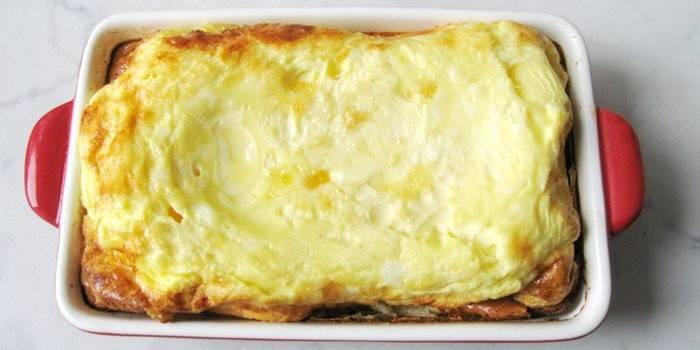 Omelete pronto em uma assadeira