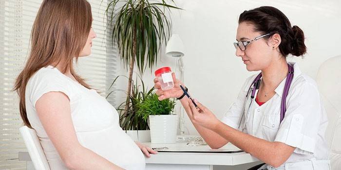Menina grávida na consulta médica