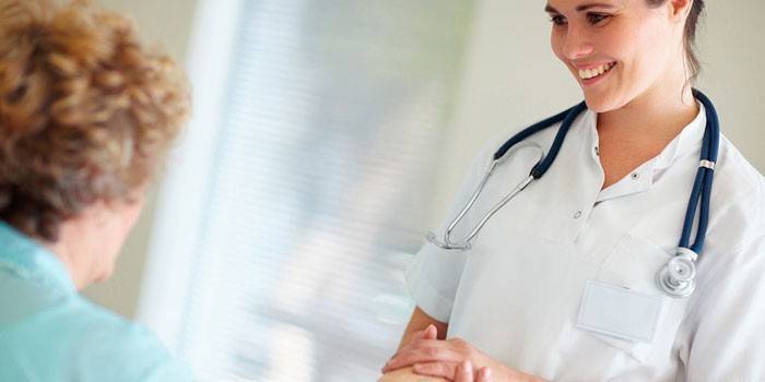 Mujer hablando con un doctor