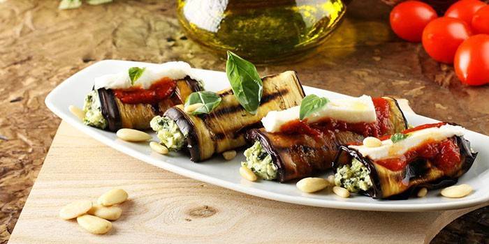 Rollitos de berenjenas con relleno de queso y nueces