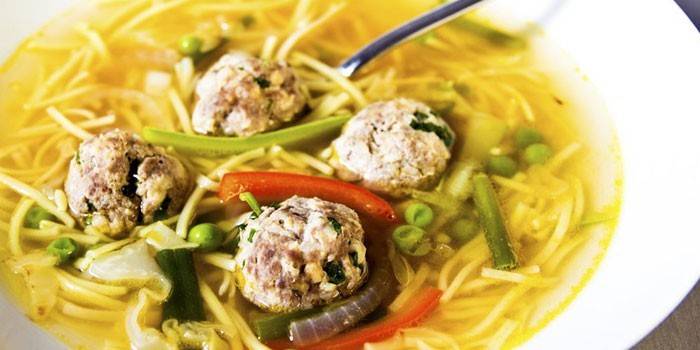 Sopa com macarrão, feijão verde e almôndegas